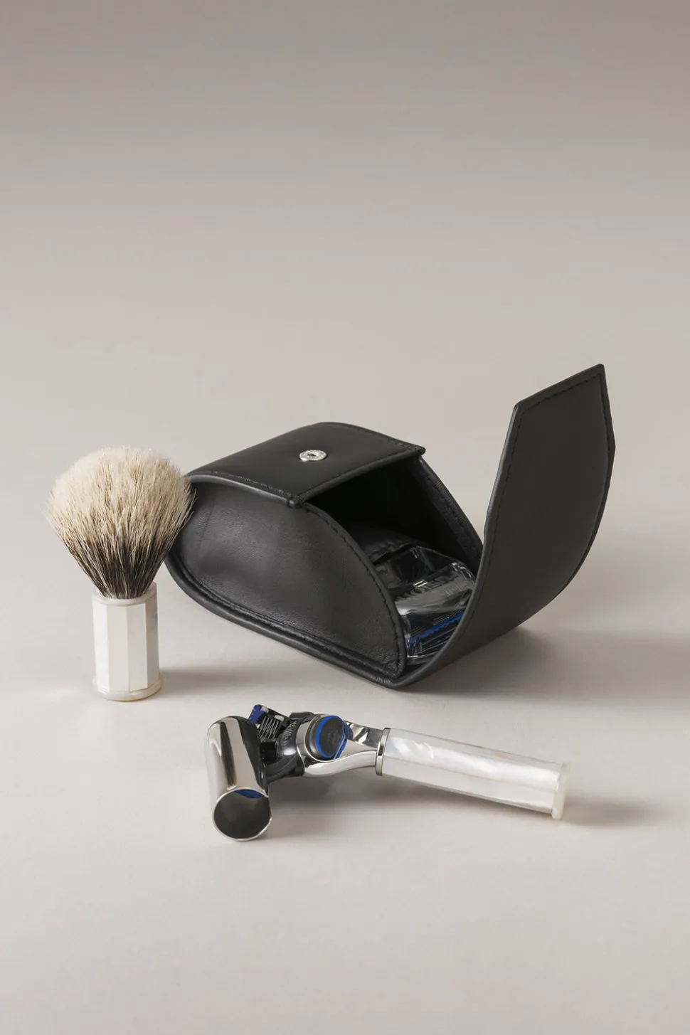 Mother of pearl Travelling shaving set