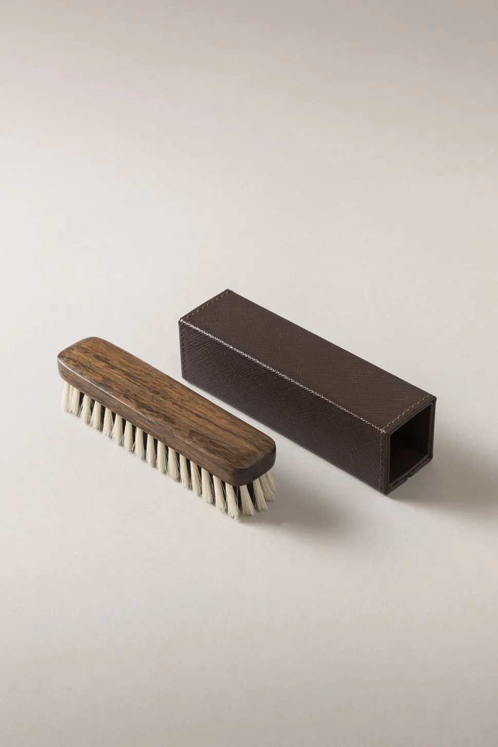 Ovangkol Travelling Cachemire brush in a leather case