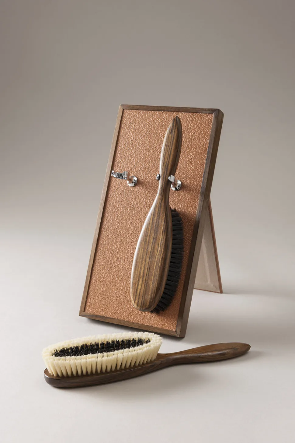 Pigskin Double brush rest with 2 brushes