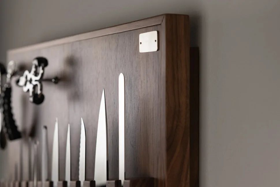 Springbok Medium wall-mounted knives set