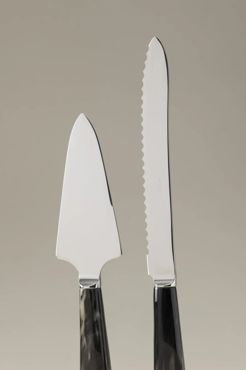 Zebu Cake and knife server (individual components)
