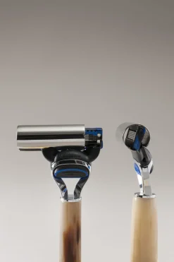 Zebu Fusion razor in zebù horn