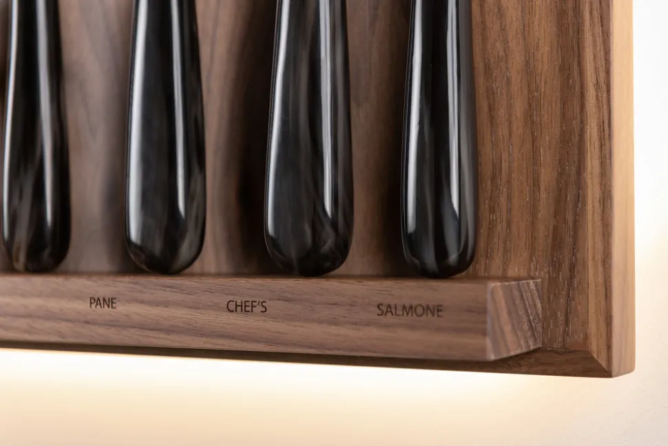 Zebu Medium wall-mounted knives set