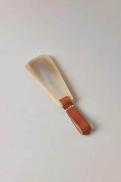Zebu Small shoehorn with strap